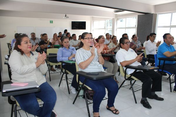 La Dra. Catalina López Ordóñez Inaugura Capacitaciones Clave para el Personal Docente de la UNACH